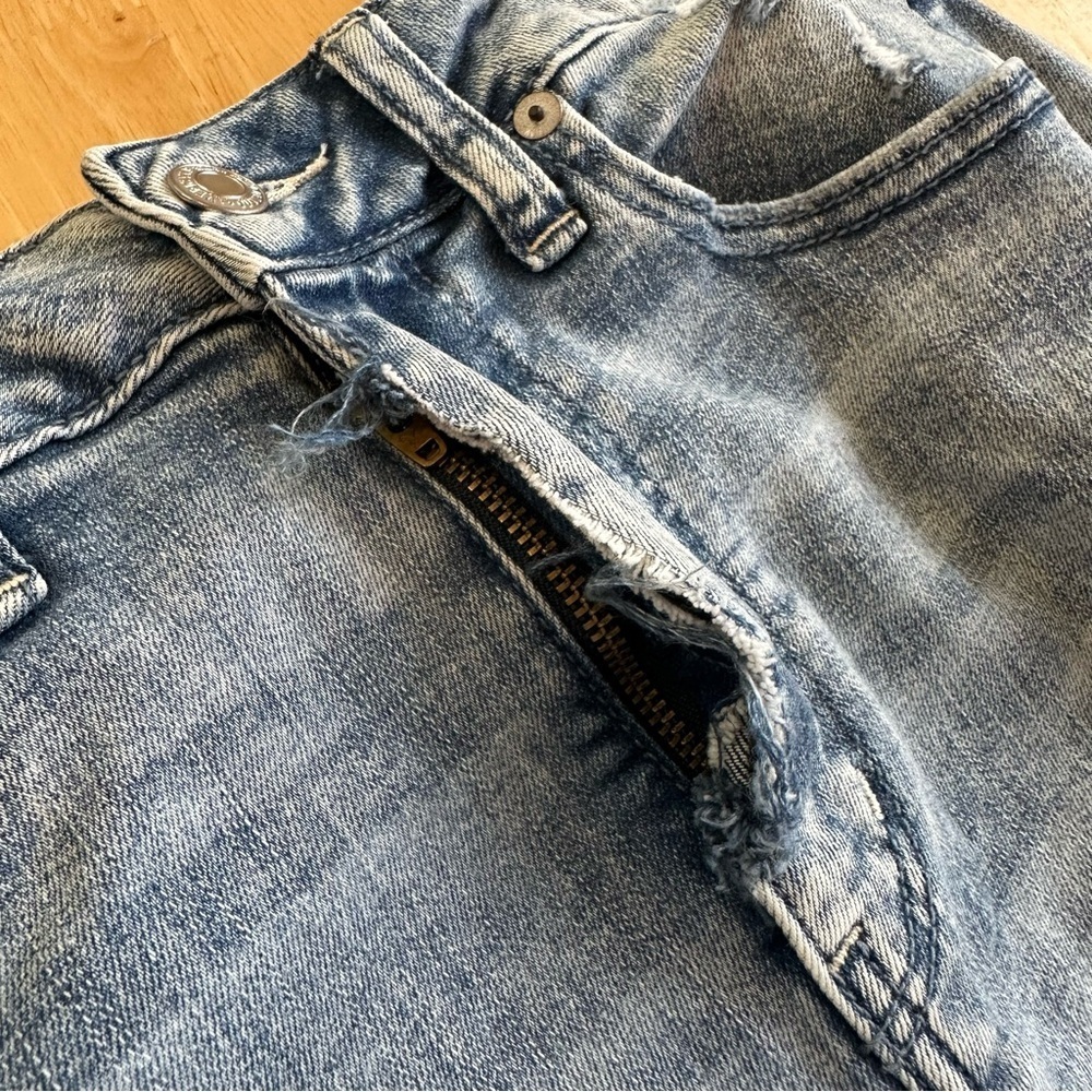 American Eagle AE Super High Rise Light Wash Distressed Mini Skirt Sz 8 Stretch - Picture 7 of 8